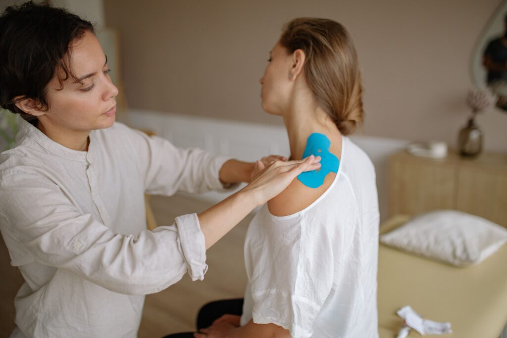 Pacientes privados de fisioterapia en una clínica de Granada